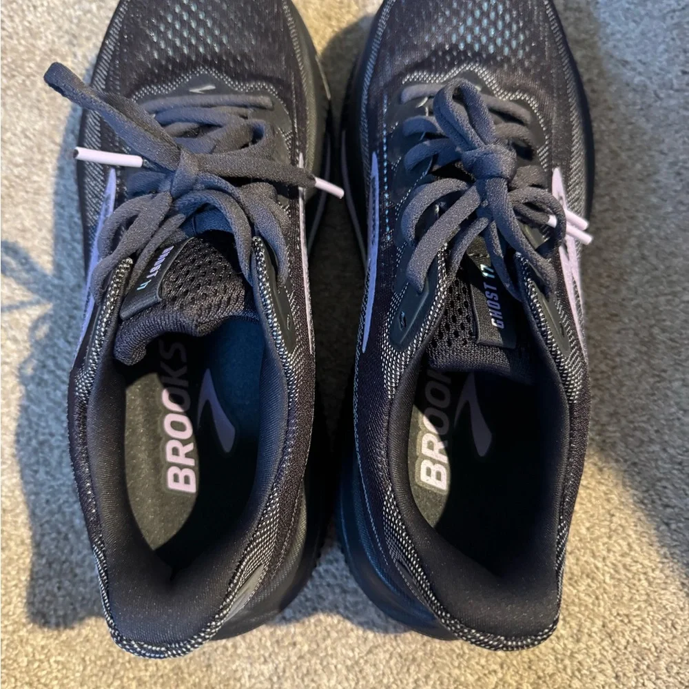 Women’s 8.5 brooks ghost. Wore once for a few minutes.